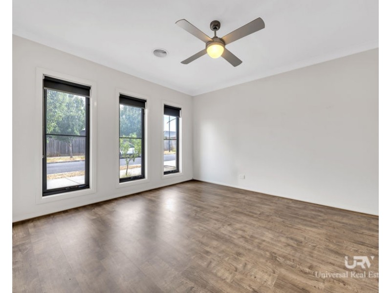 8 Upthorpe Way, Mickleham VIC 3064