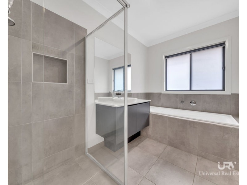 8 Upthorpe Way, Mickleham VIC 3064