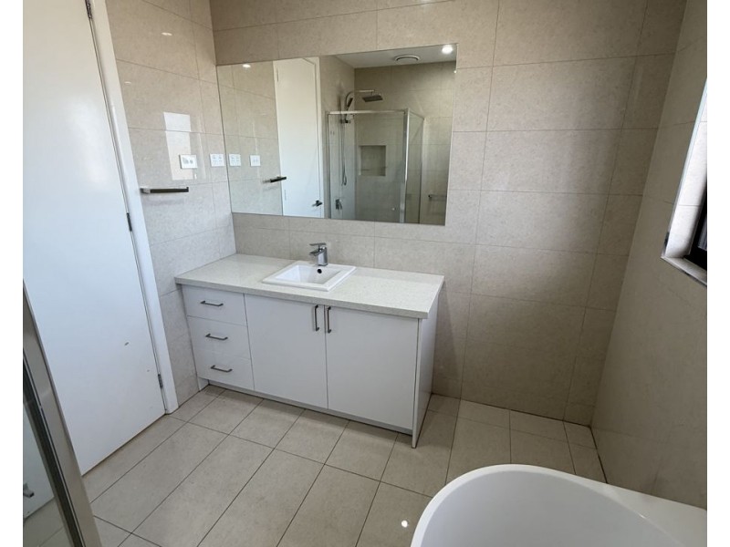 2/5 Bainbridge Close, Craigieburn VIC 3064