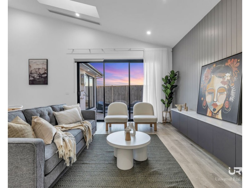 43 Tremaine Ave, Mickleham VIC 3064