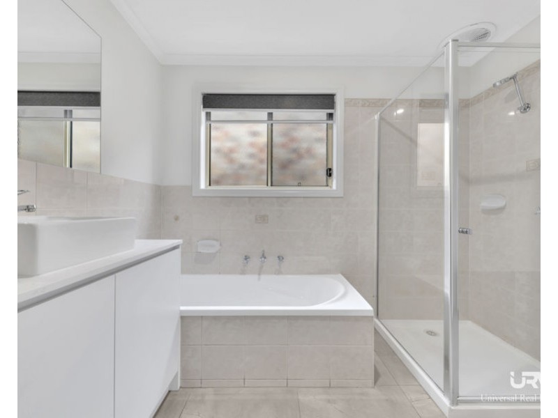 32 Lincolne Cres, Roxburgh Park VIC 3064