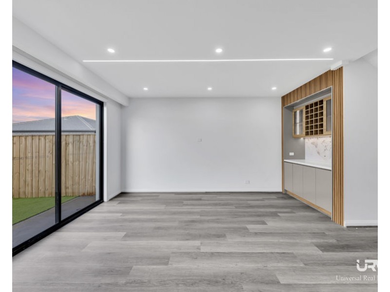 8 Macadamia Street, Mickleham VIC 3064