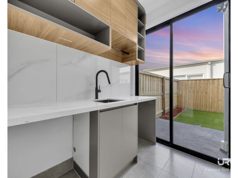 8 Macadamia Street, Mickleham VIC 3064