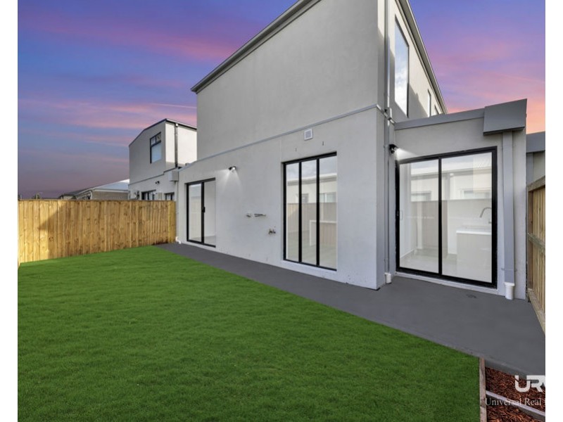 8 Macadamia Street, Mickleham VIC 3064