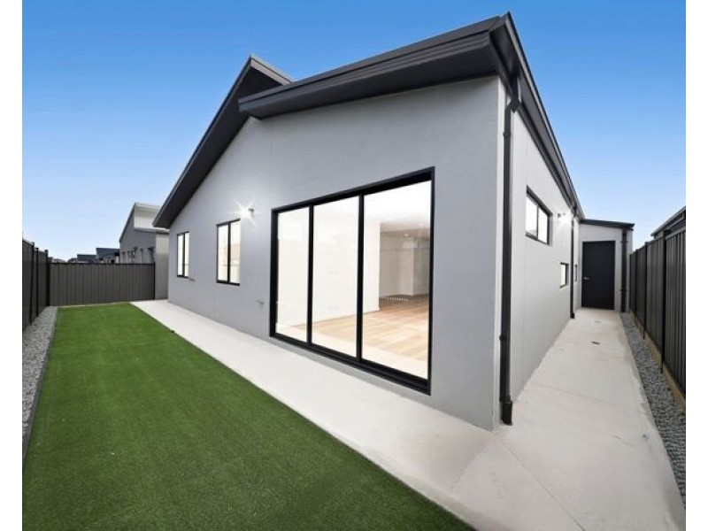 28 Powderbark Crescent, Mickleham VIC 3064