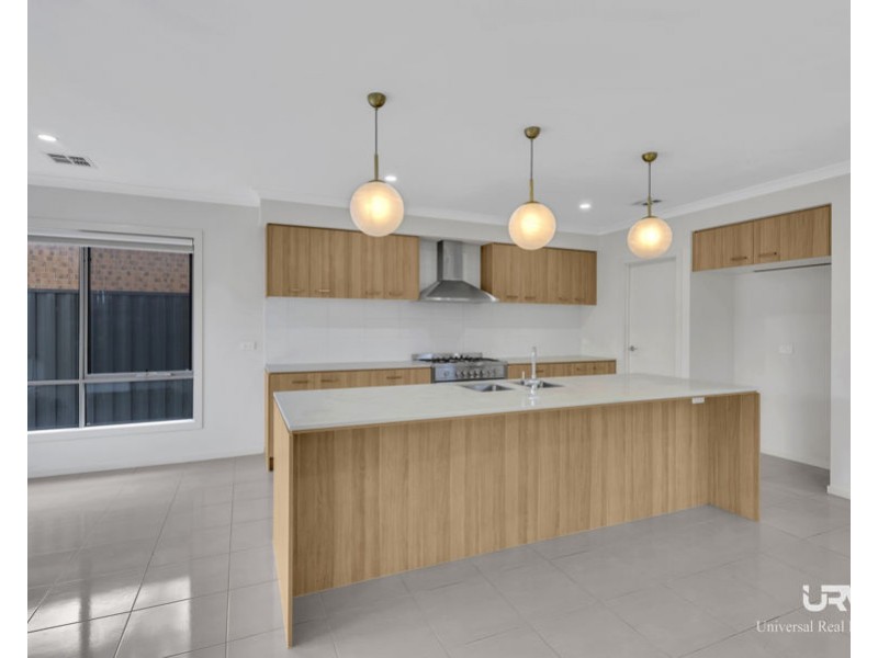 11 Guernsey St, Donnybrook VIC 3064