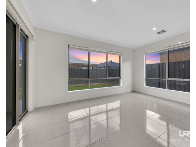11 Guernsey St, Donnybrook VIC 3064