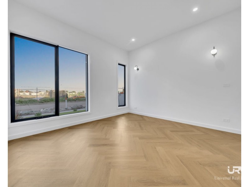 85 Aquamarine Drive, Mickleham VIC 3064