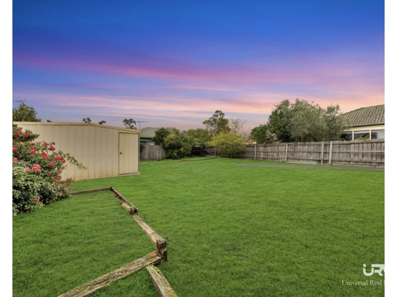 32 Lincolne Cres, Roxburgh Park VIC 3064