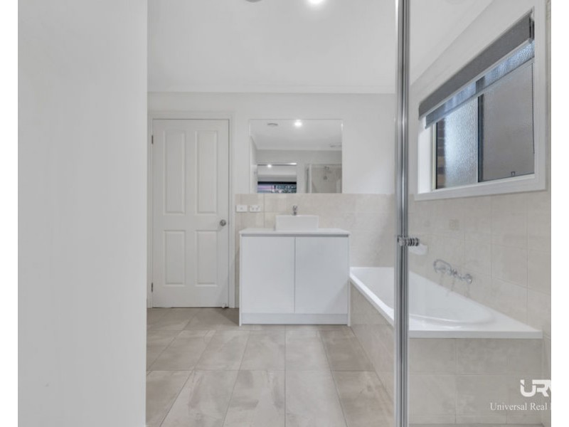 32 Lincolne Cres, Roxburgh Park VIC 3064