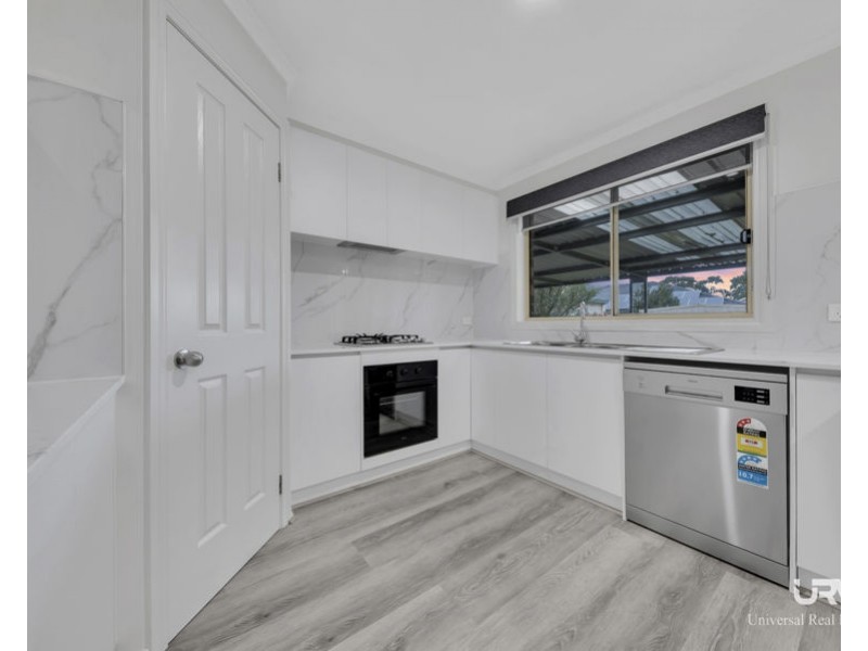 32 Lincolne Cres, Roxburgh Park VIC 3064