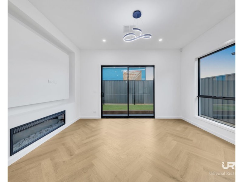 42 Tremaine Ave, Mickleham VIC 3064