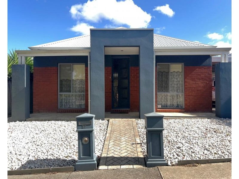 37 Hoxton Crescent, Craigieburn VIC 3064