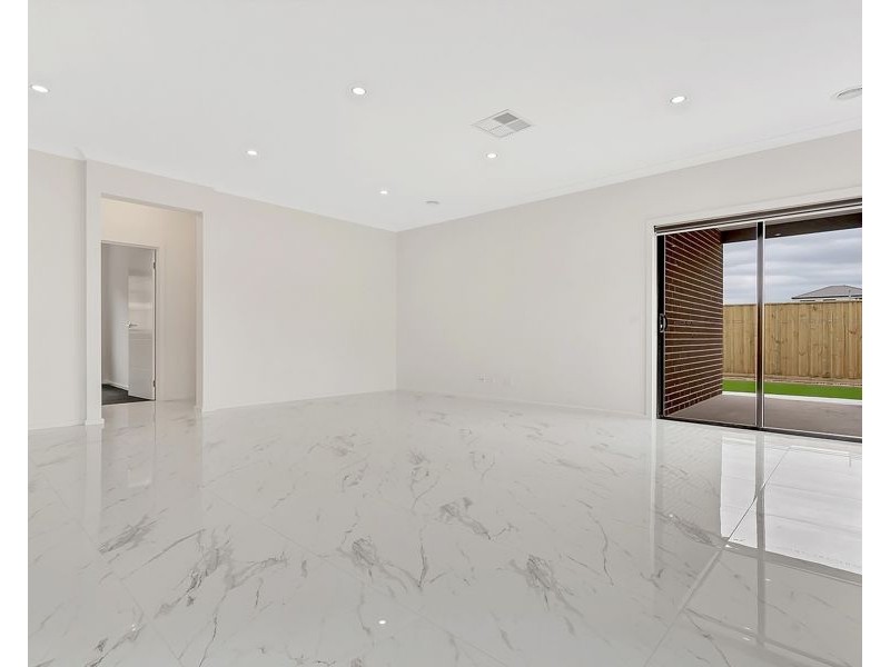 18 Oasis Avenue, Mickleham VIC 3064
