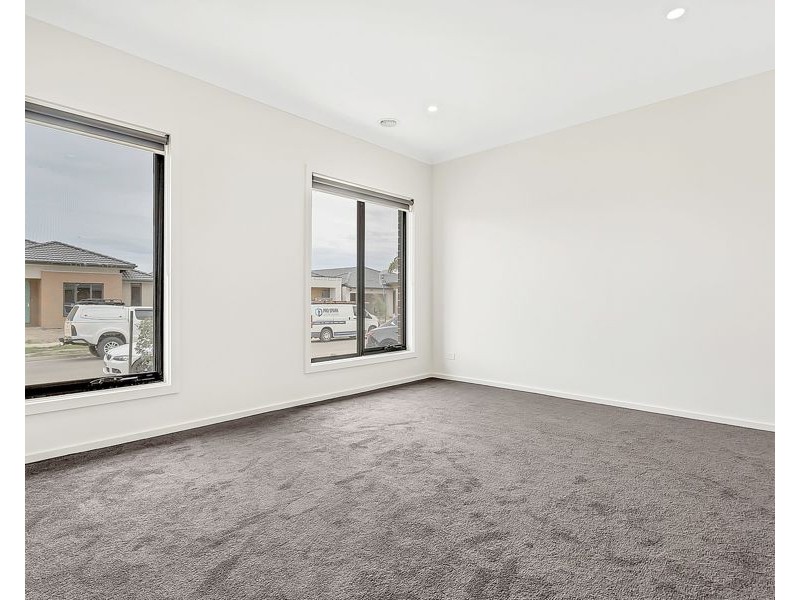 18 Oasis Avenue, Mickleham VIC 3064