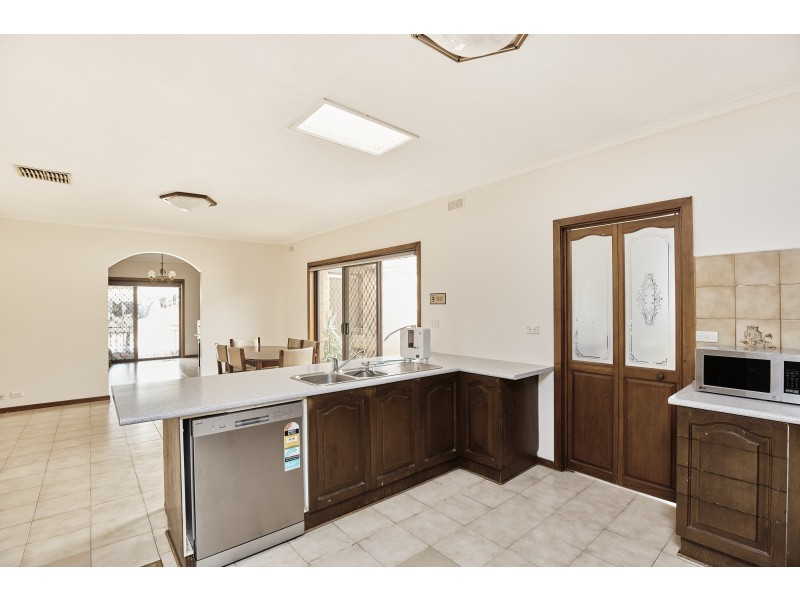 13 Derson Street, St Albans VIC 3021