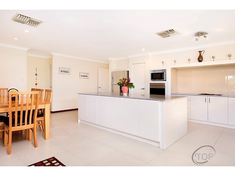 5 Greenlea Rise, Leeming WA 6149
