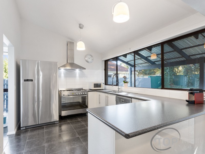 15 Laughton Way, Leeming WA 6149