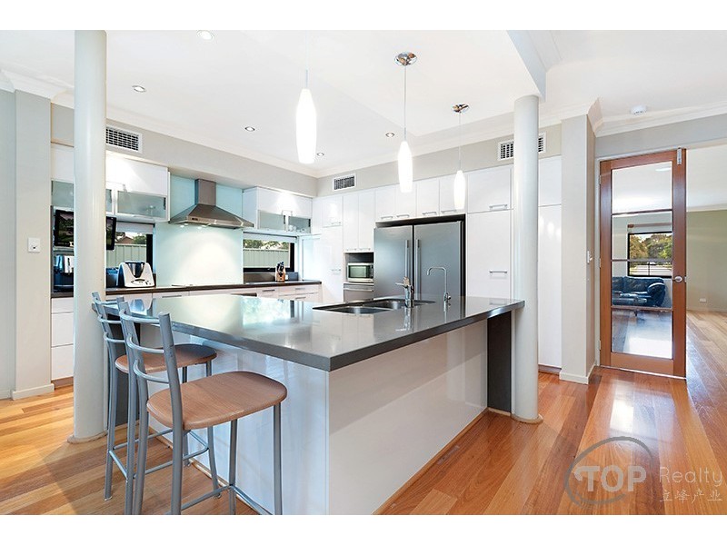 15 Creekview Cl, Rossmoyne WA 6148