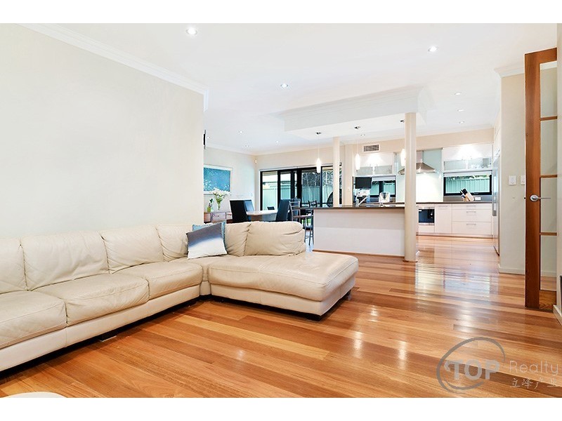 15 Creekview Cl, Rossmoyne WA 6148