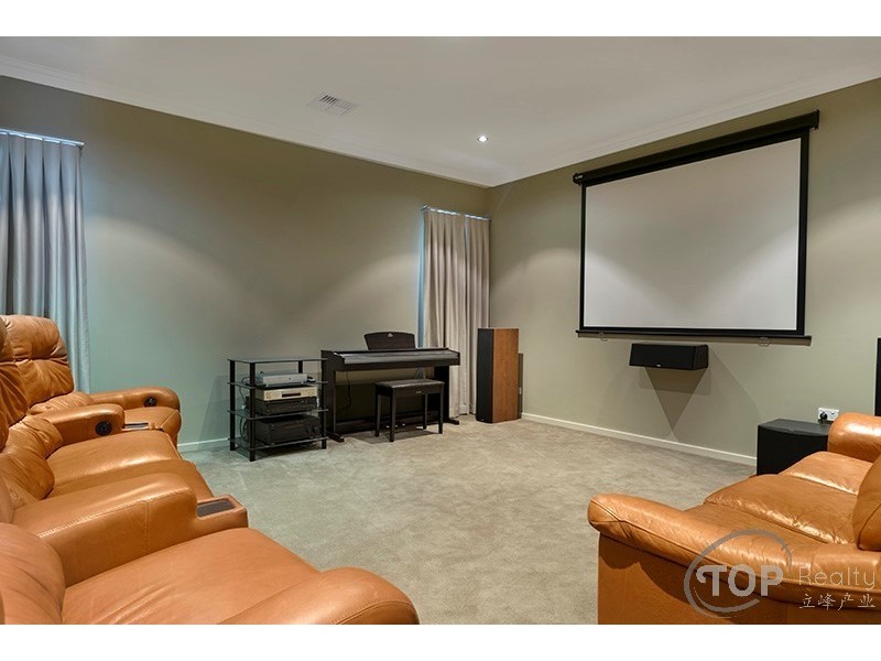 15 Creekview Cl, Rossmoyne WA 6148