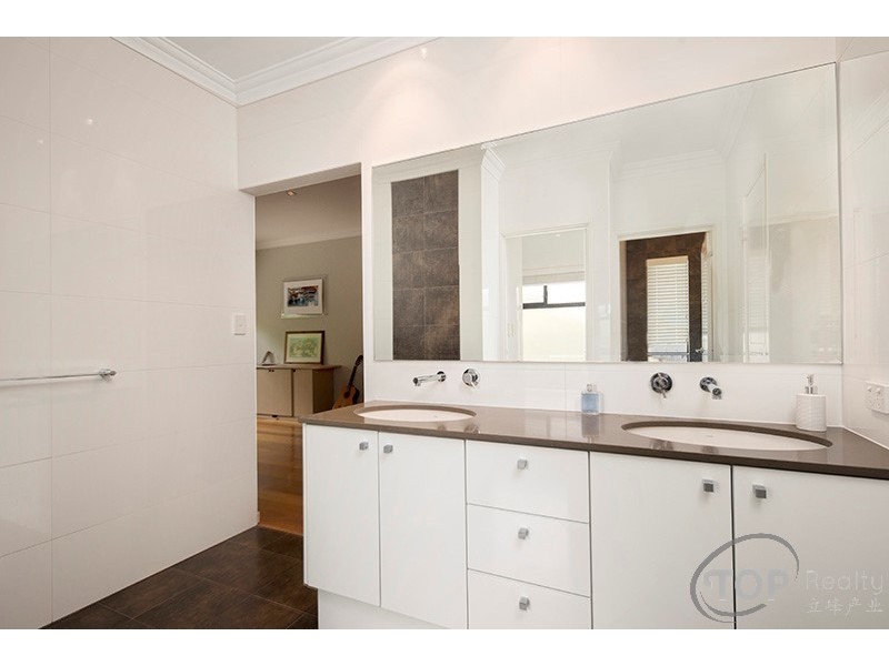 15 Creekview Cl, Rossmoyne WA 6148