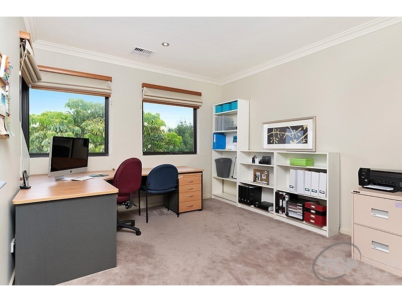 15 Creekview Cl, Rossmoyne WA 6148