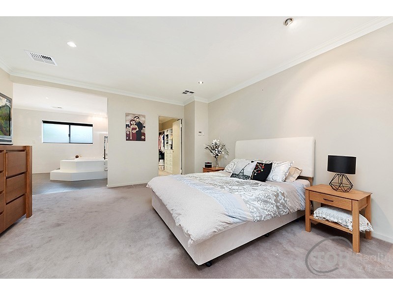 15 Creekview Cl, Rossmoyne WA 6148