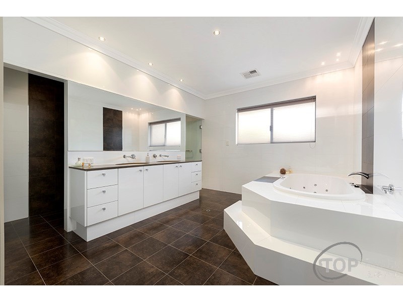 15 Creekview Cl, Rossmoyne WA 6148