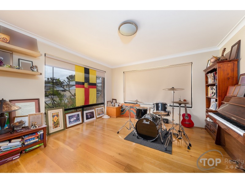 11 Lowry Street, Shelley WA 6148