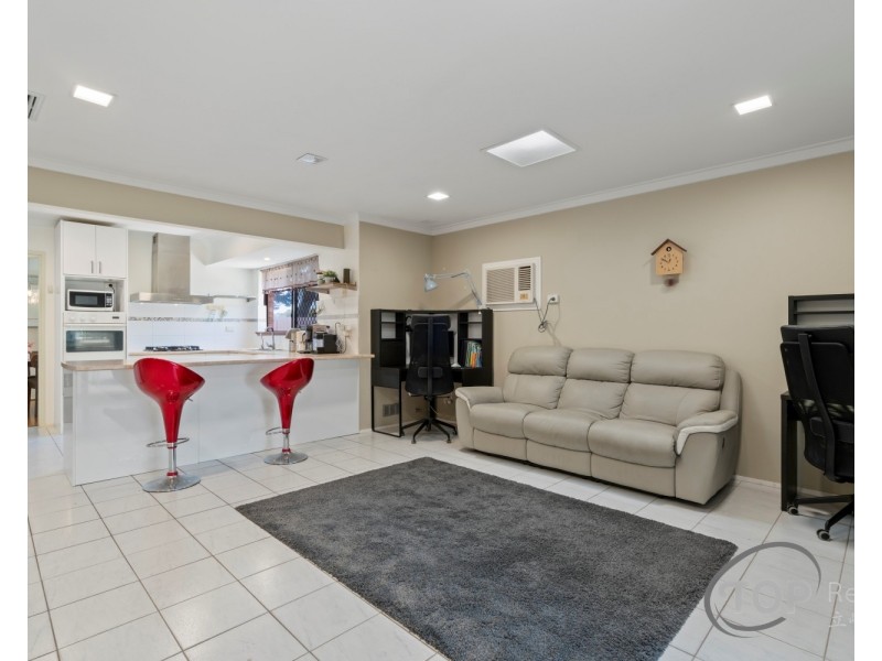 10 Nicholls Crescent, Bull Creek WA 6149