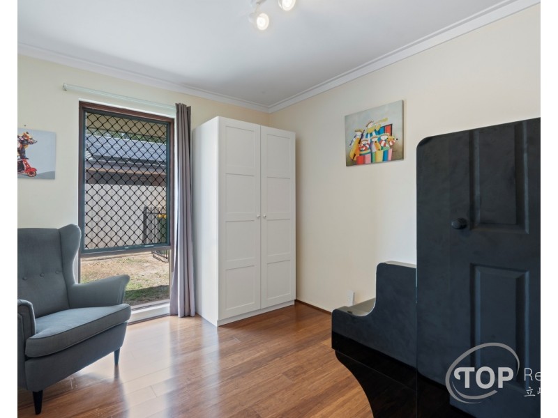 10 Nicholls Crescent, Bull Creek WA 6149