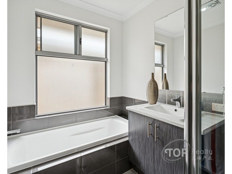30 Calvera Gardens, Piara Waters WA 6112