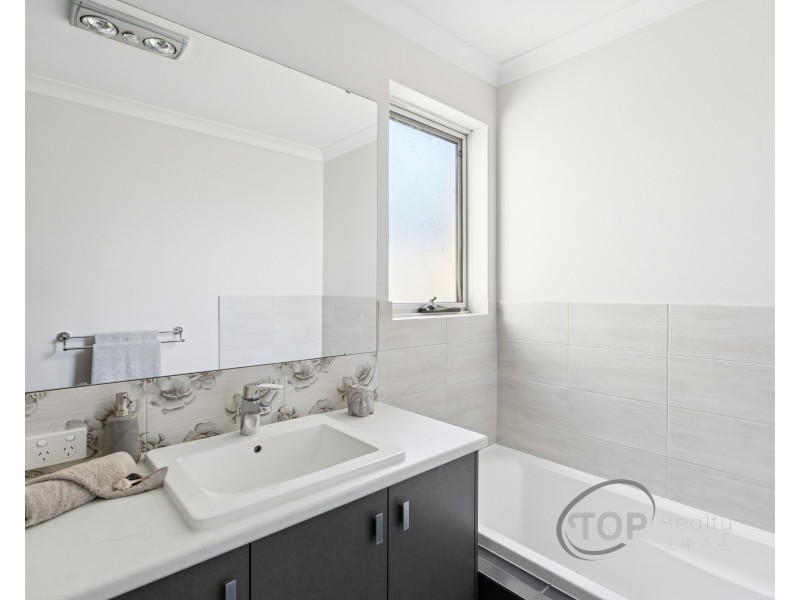 28 Calvera Gardens, Piara Waters WA 6112