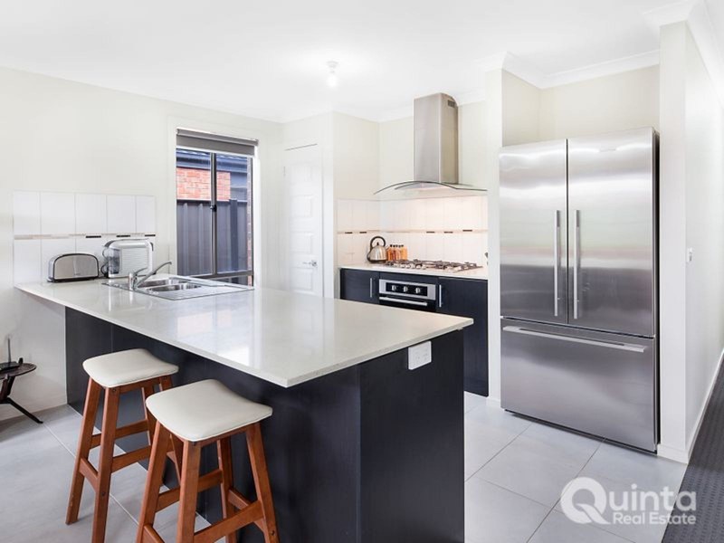 94 Wheelers Park Drive, Cranbourne North VIC 3977