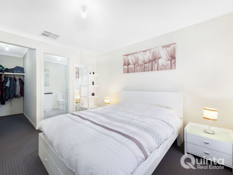 94 Wheelers Park Drive, Cranbourne North VIC 3977