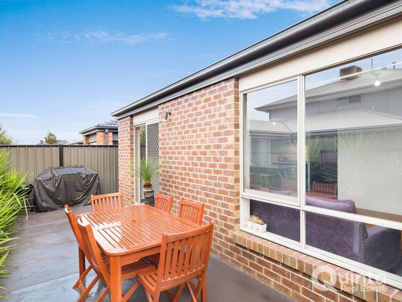 94 Wheelers Park Drive, Cranbourne North VIC 3977