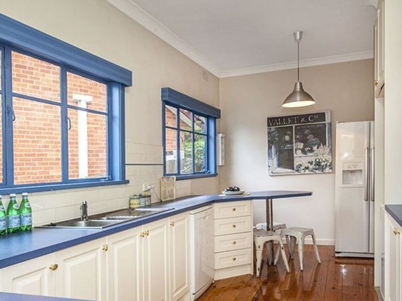 8 McGhee Avenue, Mitcham VIC 3132