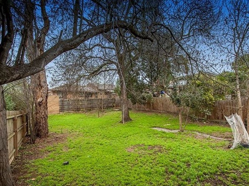 8 McGhee Avenue, Mitcham VIC 3132