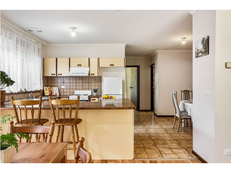 18 Rosedale Crescent, Ringwood East VIC 3135