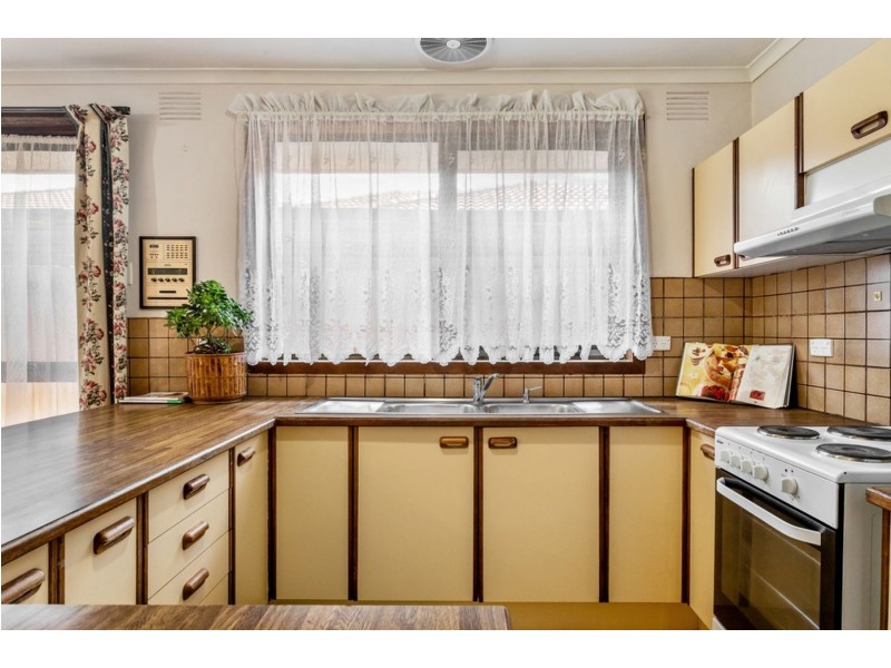 18 Rosedale Crescent, Ringwood East VIC 3135