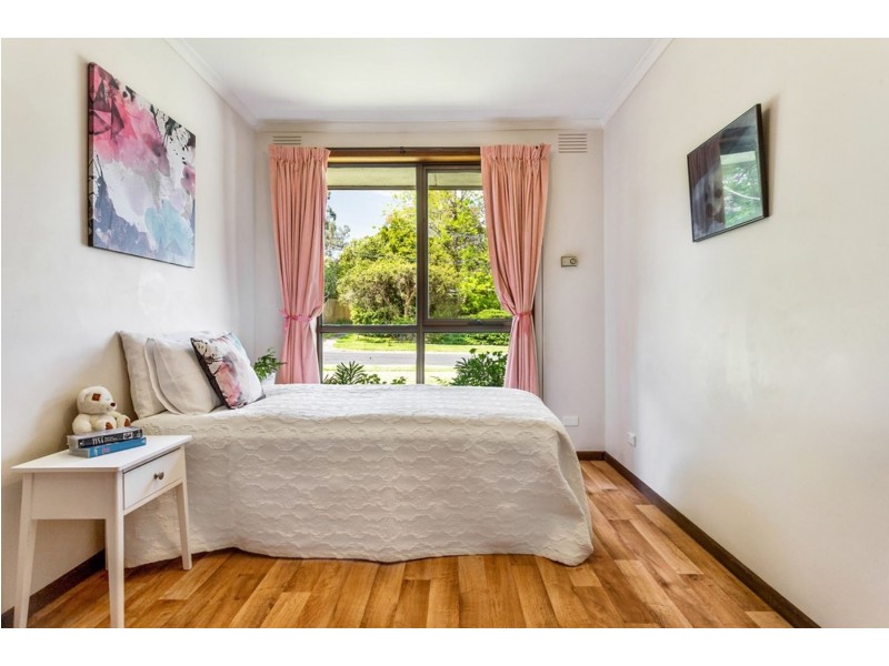 18 Rosedale Crescent, Ringwood East VIC 3135