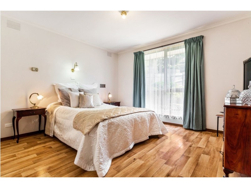 18 Rosedale Crescent, Ringwood East VIC 3135