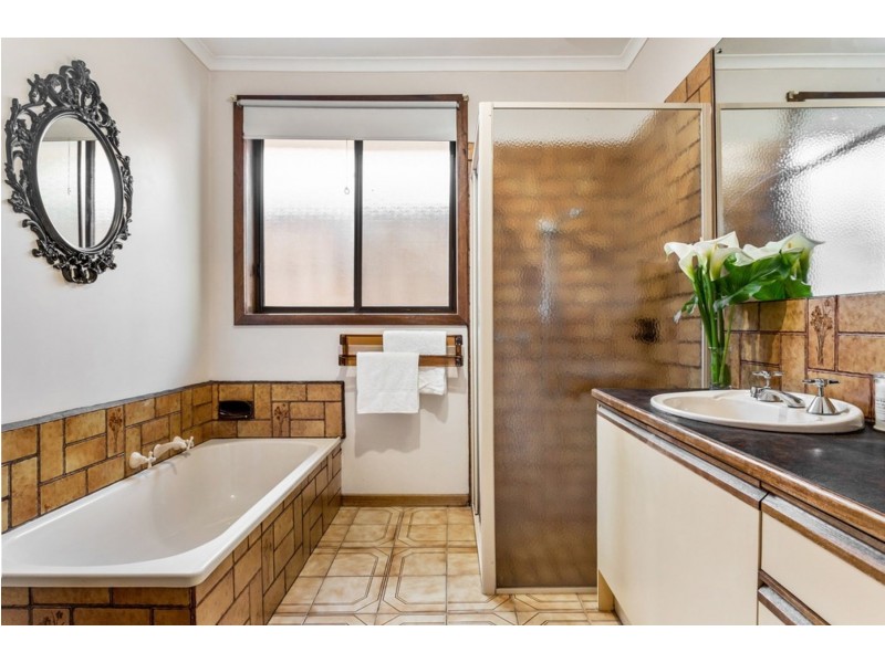 18 Rosedale Crescent, Ringwood East VIC 3135