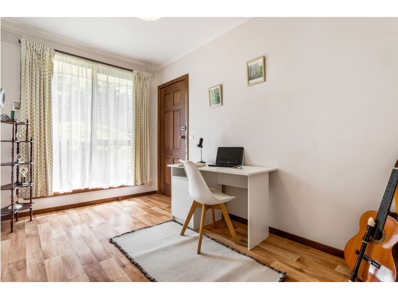 18 Rosedale Crescent, Ringwood East VIC 3135