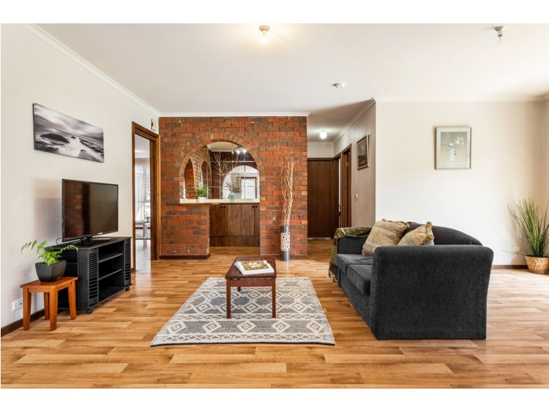 18 Rosedale Crescent, Ringwood East VIC 3135