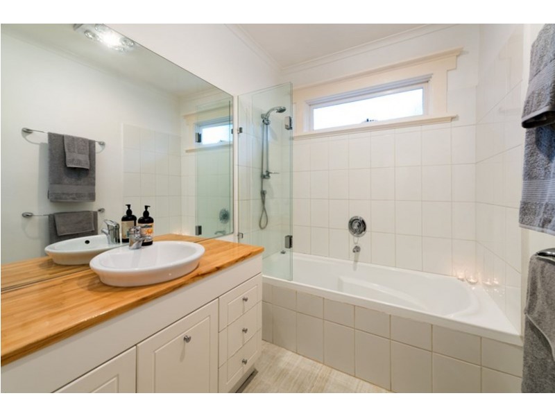 18 Seares Drive, Ringwood East VIC 3135