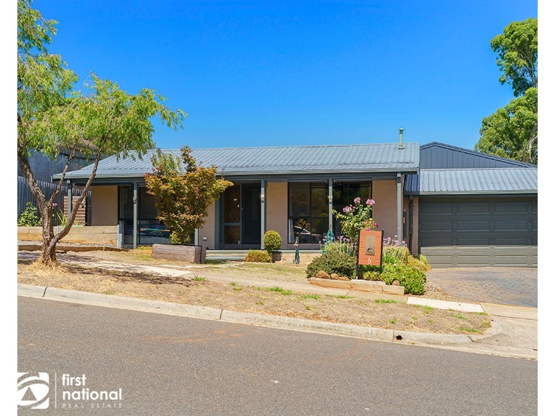 6 Batterbee Drive, Mooroolbark VIC 3138