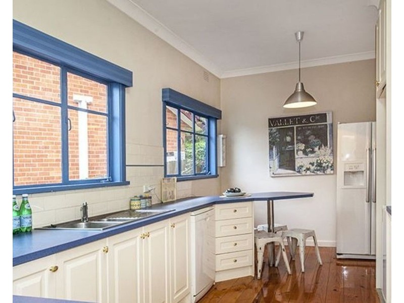 8 McGhee Avenue, Mitcham VIC 3132