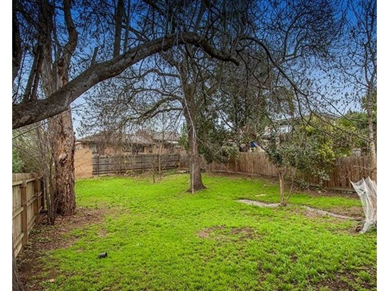 8 McGhee Avenue, Mitcham VIC 3132